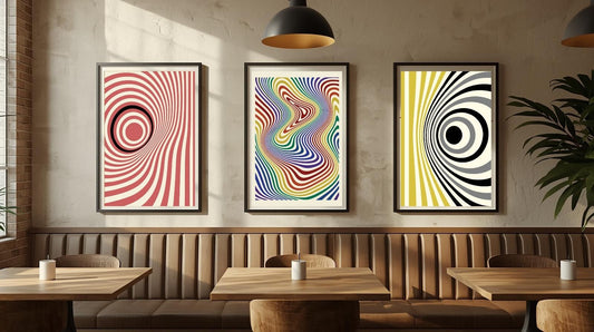Salle de restaurant décorée avec affiches de la collection Fluidité d'Artnaire